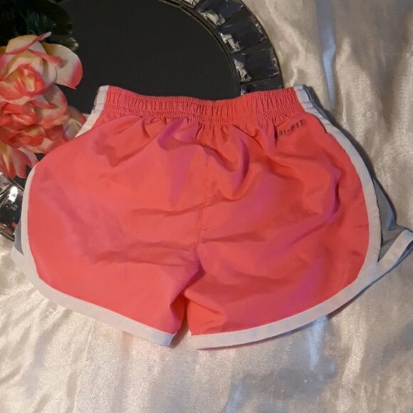 Nike DRI-FIT Hot Pink Athletic Shorts 3-4y… - Picture 3 of 6